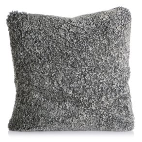 Pute m/dunfyll gr� i kr�llete saueskinn 40x40cm